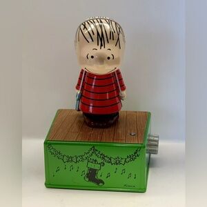 Hallmark 2017 Peanuts Linus Christmas Dance Party Figure w/ Music Motion